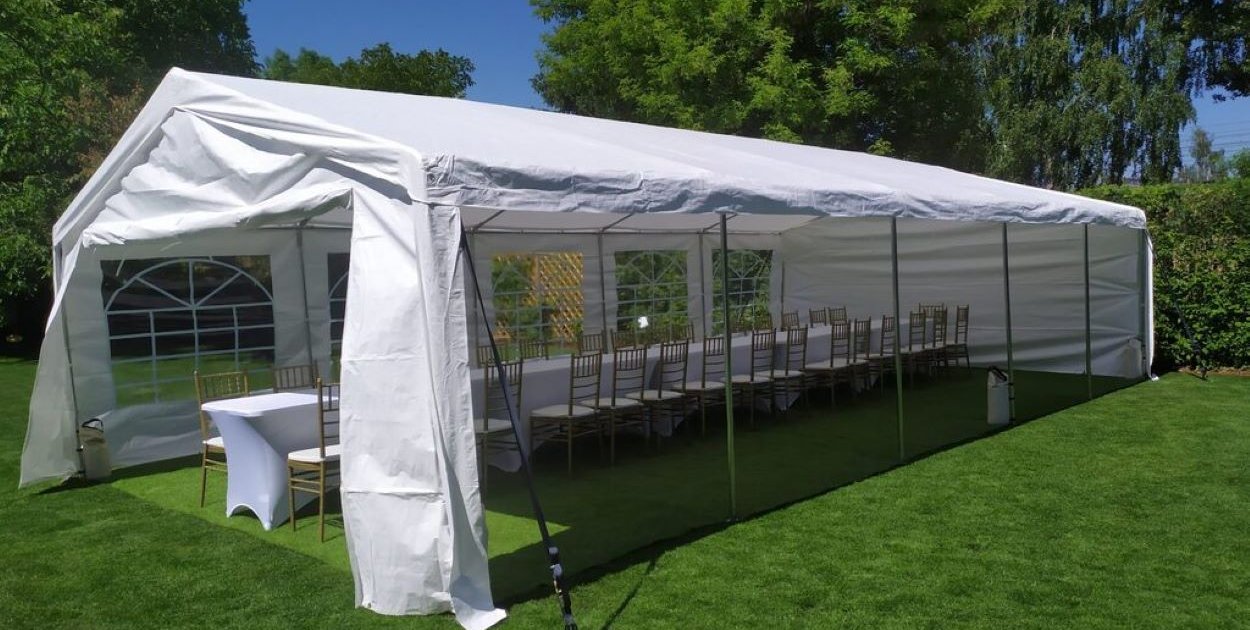 Wynajem namiotów imprezowych – kiedy to najlepsze rozwiązanie zamiast sali?