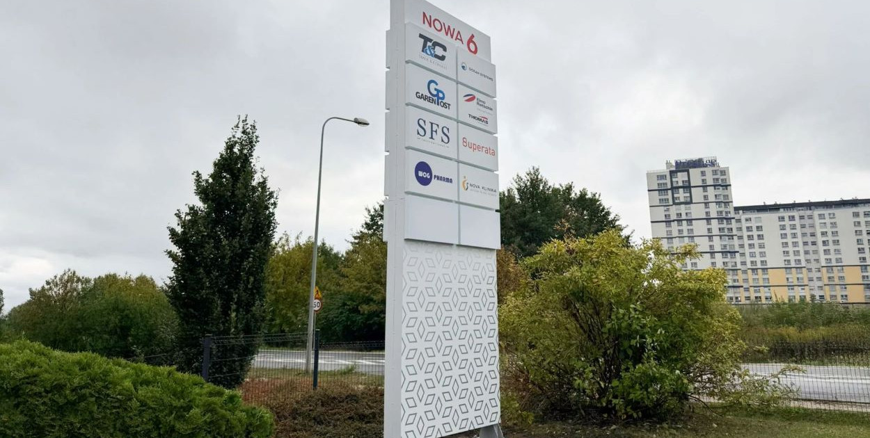 Czym wyróżniają się wolnostojące totemy reklamowe?