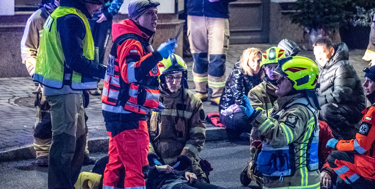 40 załóg ratowniczych i 10 minut na decyzje. Nocna symulacja wypadku autobusu