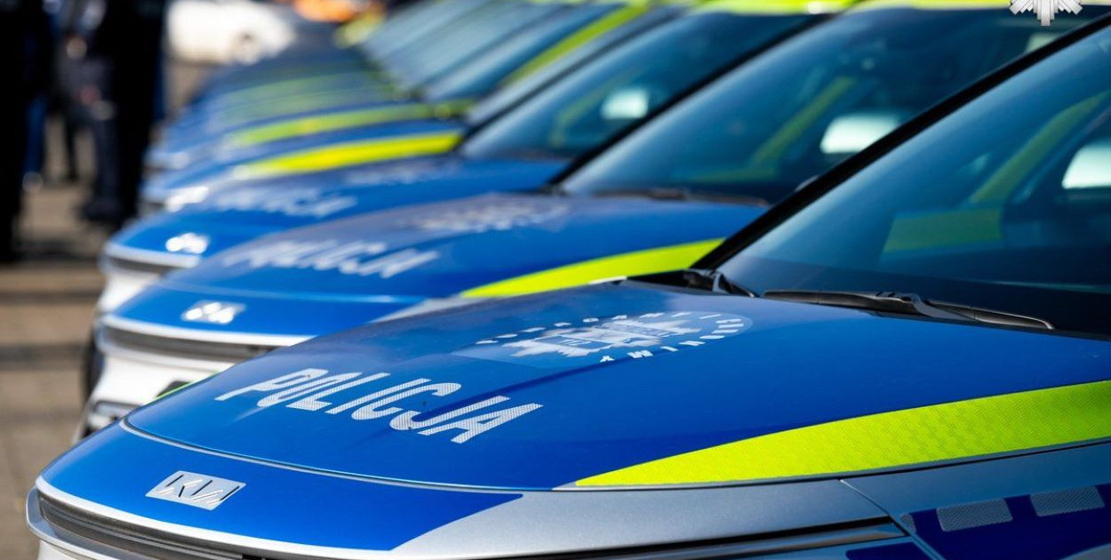 Nowe radiowozy dla bielskiego garnizonu policji. 14 pojazdów trafiło do służby