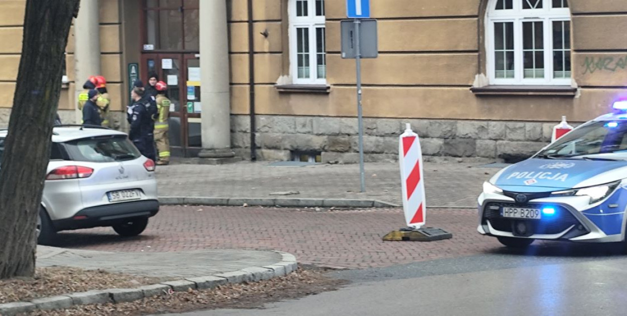 Alarm bombowy w ZUS przy ul. Krasińskiego. Ewakuowano 75 osób