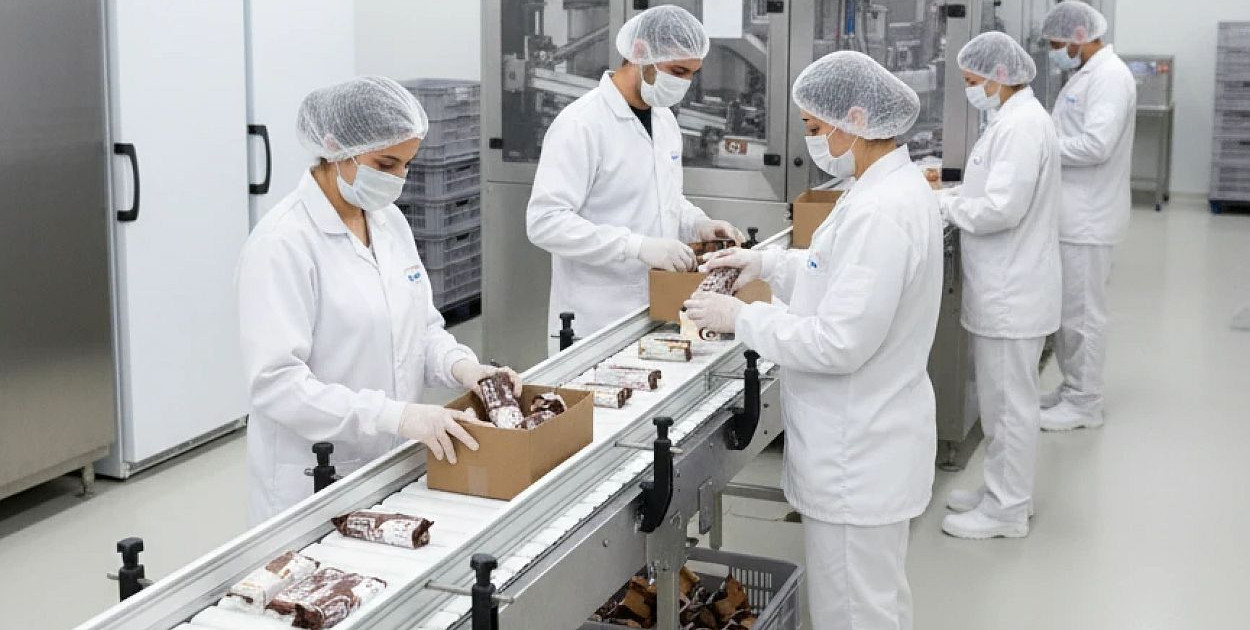 Buty robocze antypoślizgowe - dlaczego są tak ważne w gastronomii i przemyśle