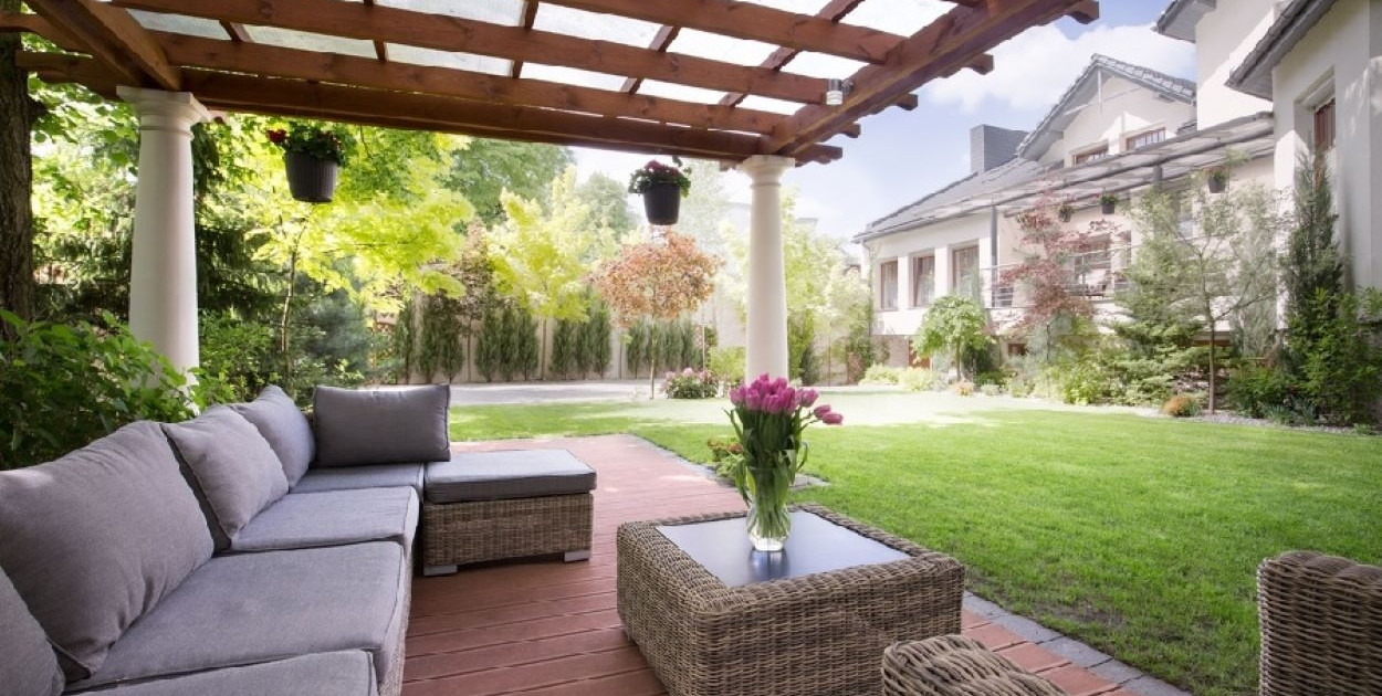 Ogród pod dachem – jak zaprojektować przestrzeń do relaksu niezależną od pory roku