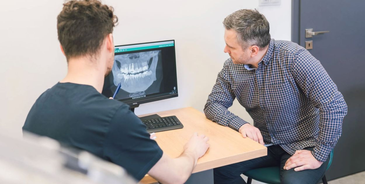 Jedzenie, mówienie, uśmiech bez skrępowania – protezy na implantach nowa jakość