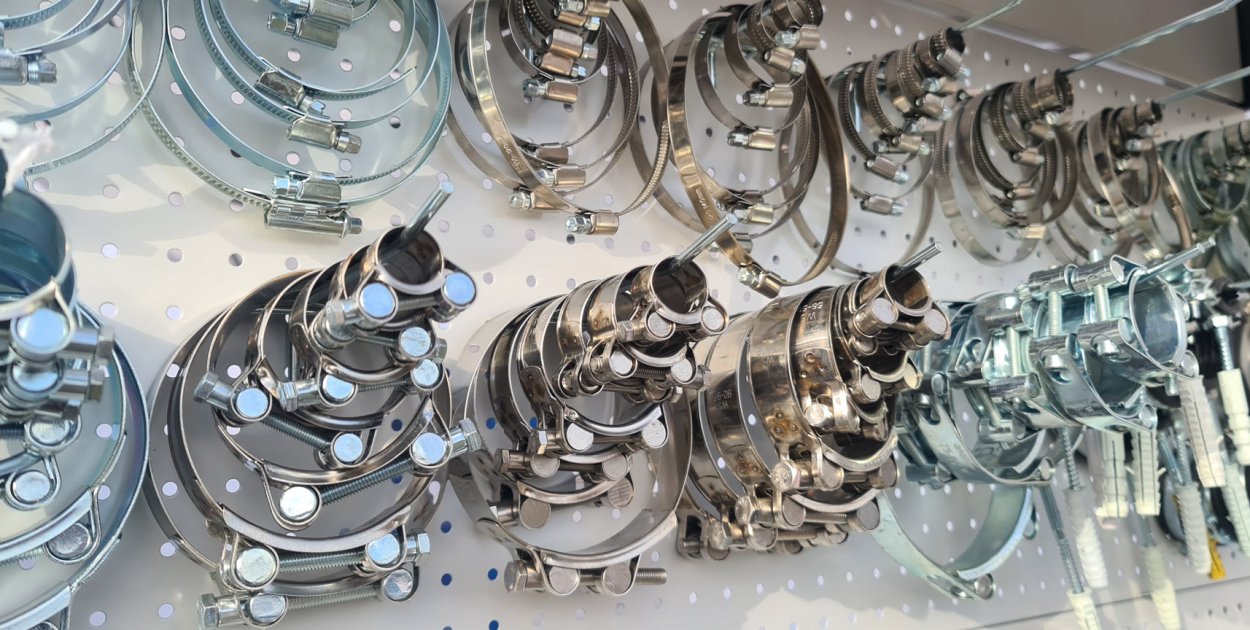 Systemy mocujące do instalacji technicznych i układów wydechowych