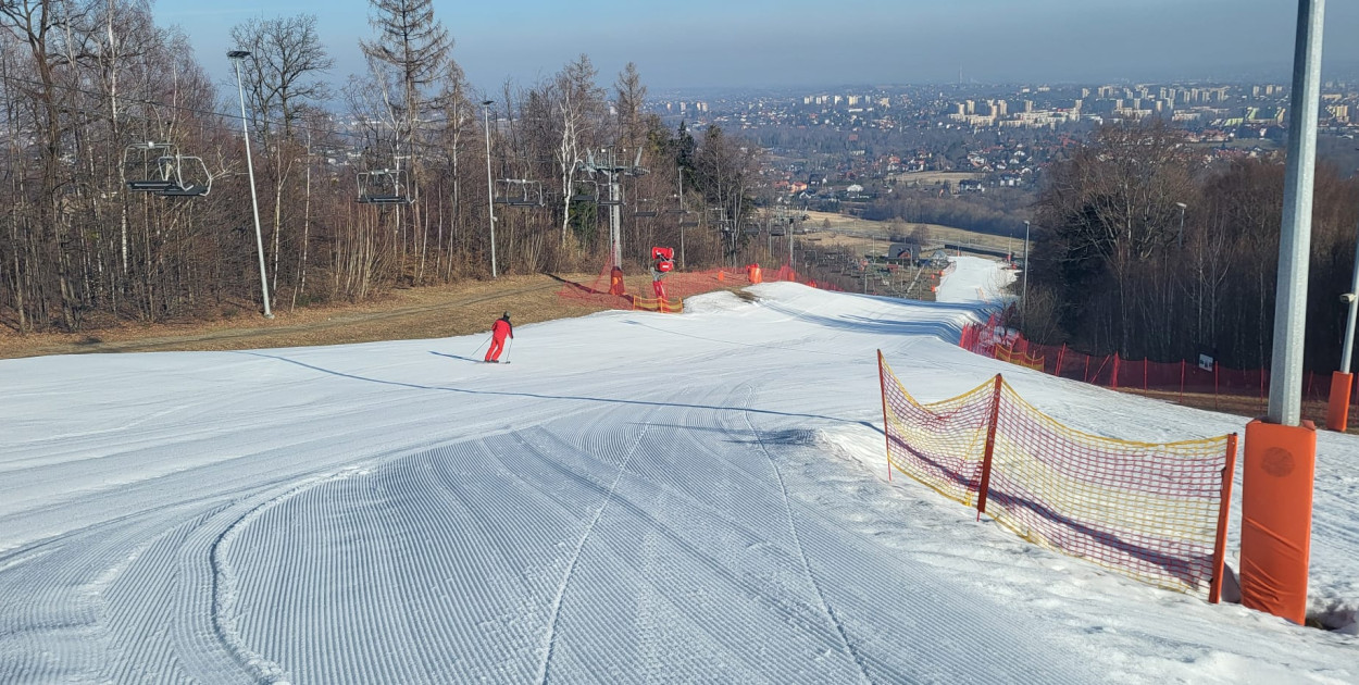 Wiosna wokół, a stok na Dębowcu nadal działa