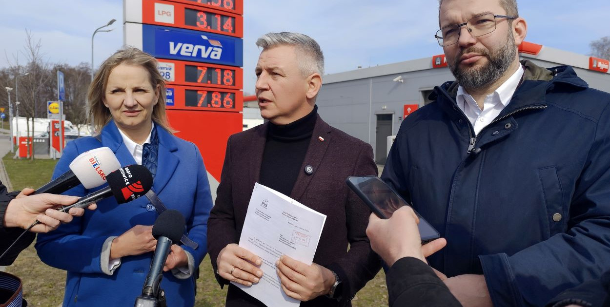 PiS o cenach paliw. Briefing przy stacji Orlen w Bielsku-Białej