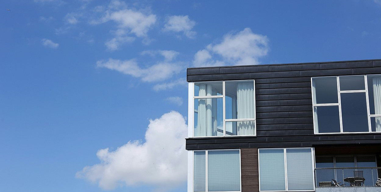 Dlaczego okna powinny być szczelne? I co zrobić, żeby się w domu nie udusić?