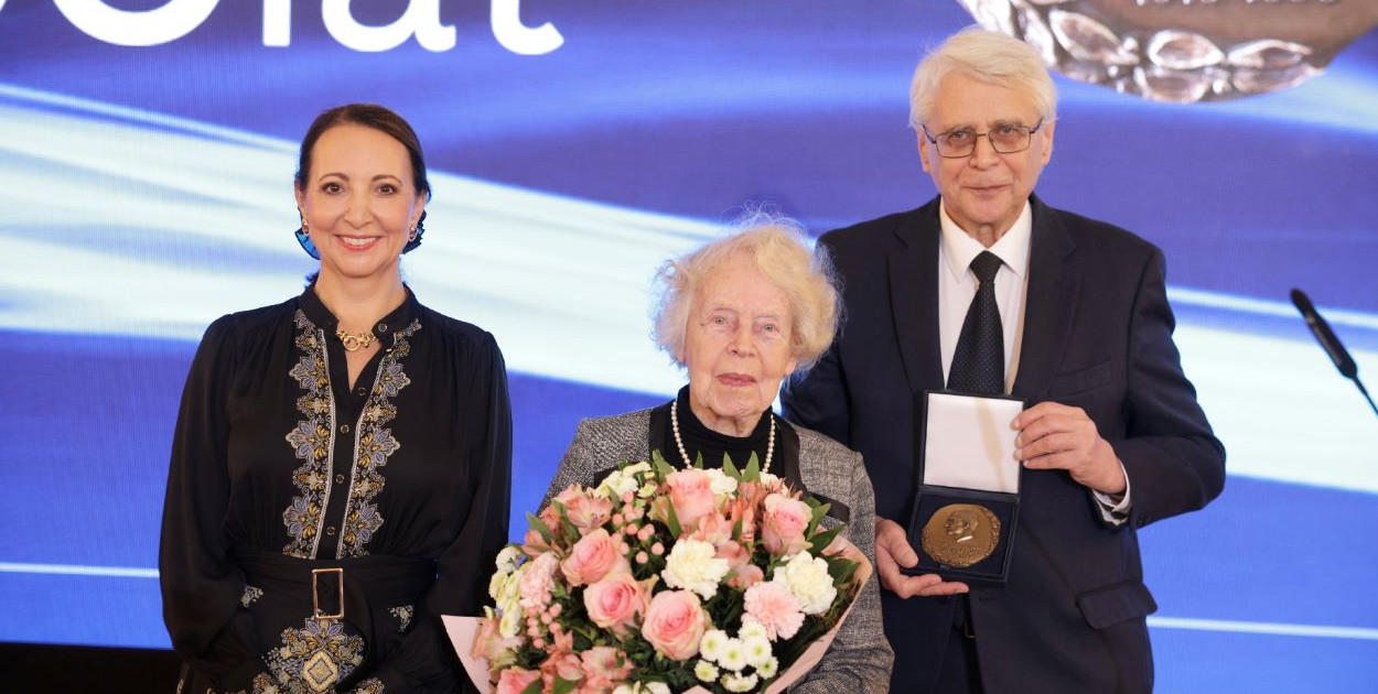 Profesor Ewa Chojecka z Nagrodą im. Gieysztora