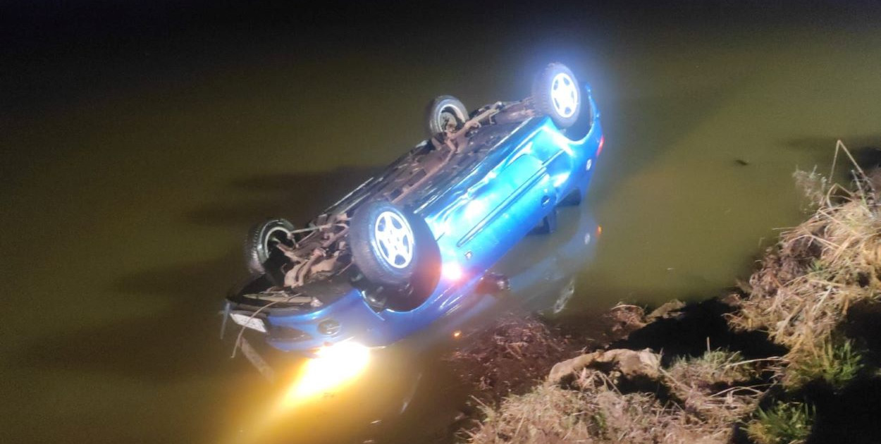 Samochód wpadł do stawu w Bestwinie. Akcja służb