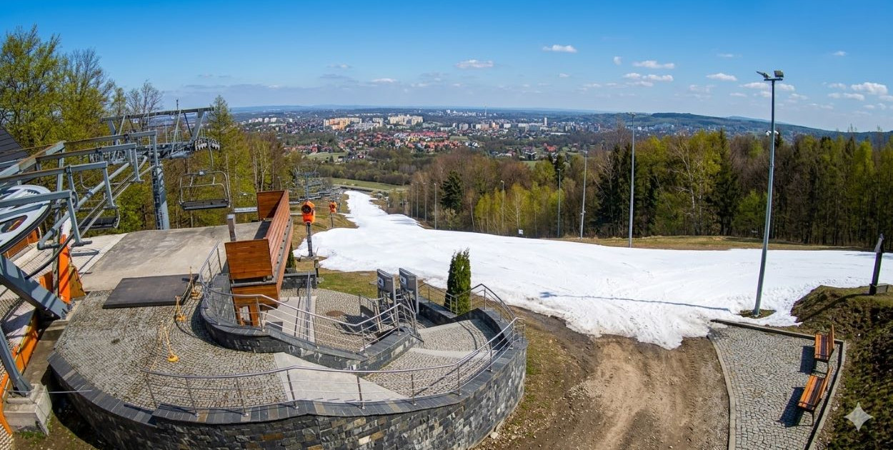 Koniec sezonu zimowego na stoku Dębowca w Bielsku-Białej
