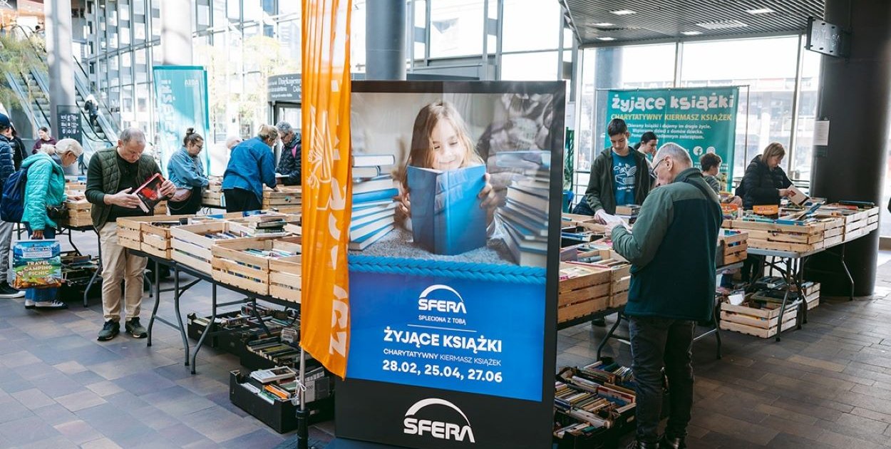 „Żyjące Książki” w Galerii Sfera: około 1000 tytułów i pomoc lokalnym świetlicom