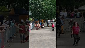 Zumba z rycerzami na zakończenie imprezy WOJOWNICY