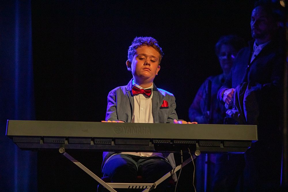 Kilkunastoleni Jakub - nauka gry na pianinie jest dla niego formą rehabilitacji