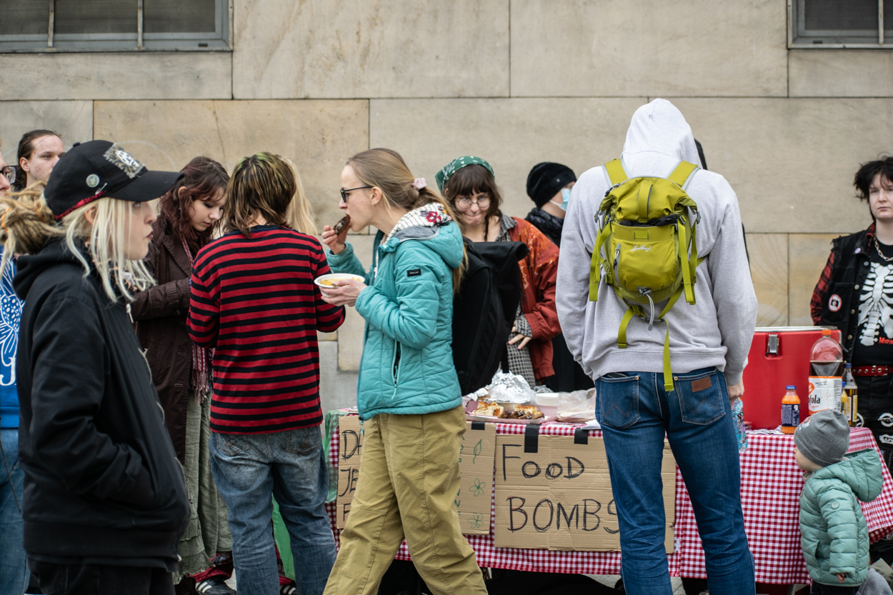 Kolektyw Food Not Bombs Street party przeciwko rasizmowi w Bielsku-Białej