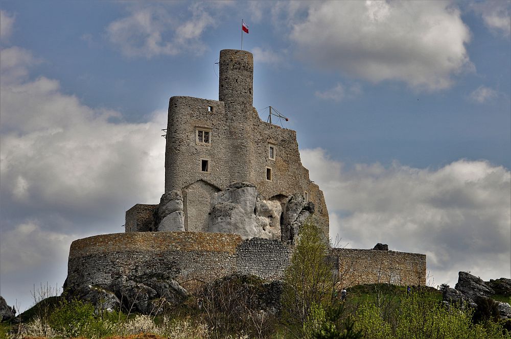 Odrestaurowane ruiny zamku w Mirowie
