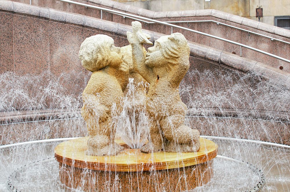 Sympatyczne golasy w fontannie na placu Chrobrego
