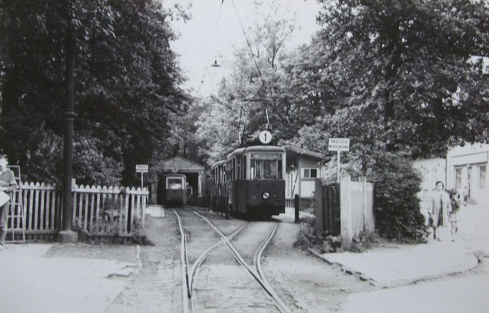 żródlo: fotopolska.eu / Lata 1961-1966 , Końcowa stacja linii tramwajowej w Cygańskim Lesie.