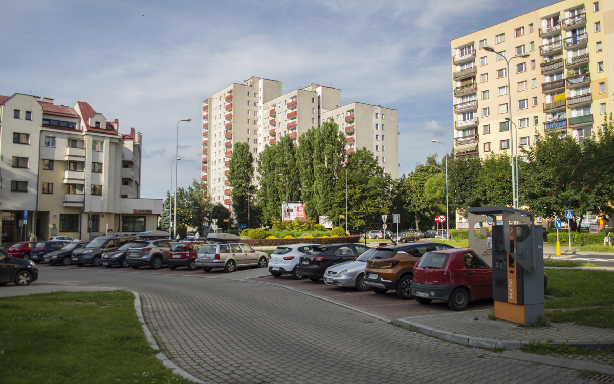 Parking przy ulicy Dmowskiego 