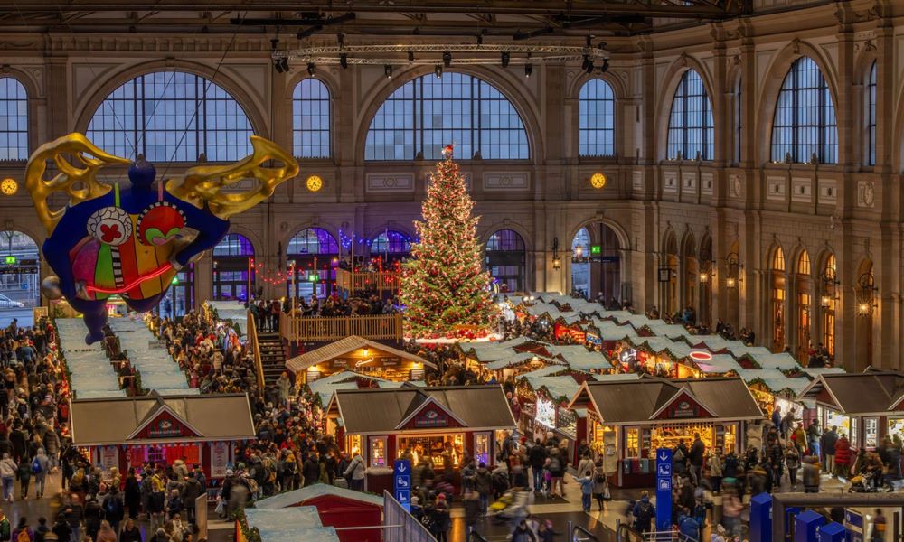 Zurych, Szwajcaria – Christkindlimarkt na dworcu kolejowym