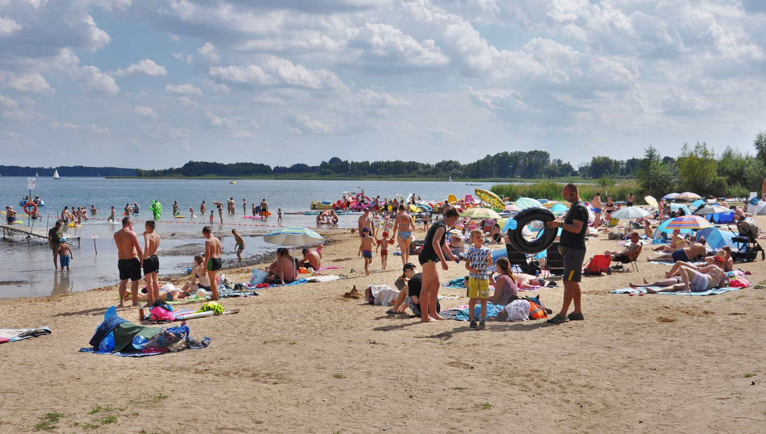 Piaszczysta plaża nad Jeziorem Powidzkim / fot. Z. Lubowski