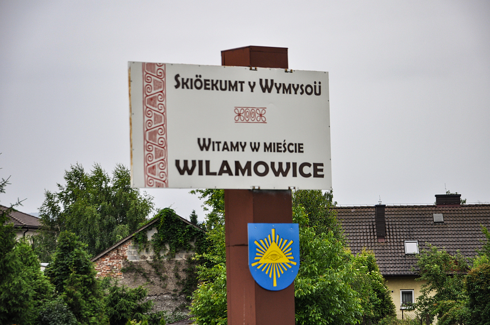 Wilamowianie witają przybyszów w dwóch językach