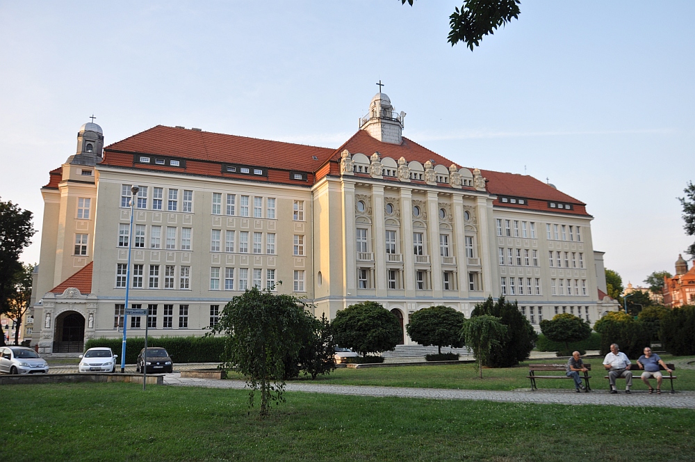 Siedziba Kurii Biskupiej w Legnicy - dawniej Dom Oficera ZSRR