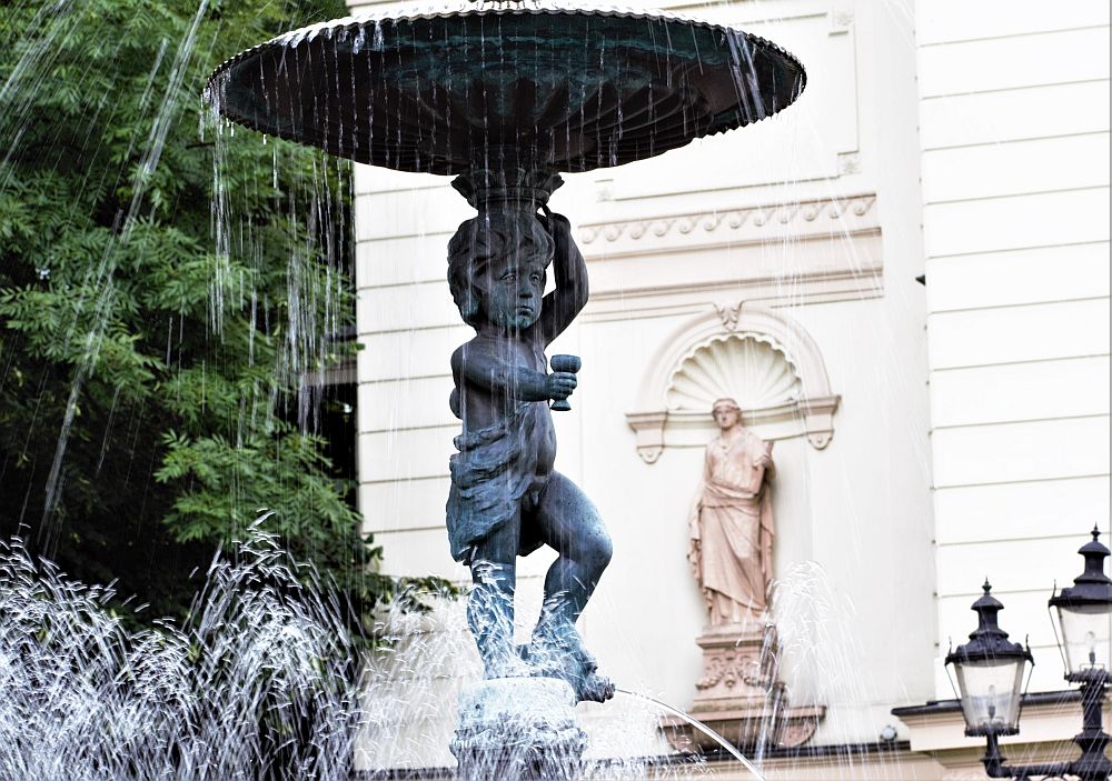 Amorek z fontanny na placu teatralnym w Bielsku-Białej
