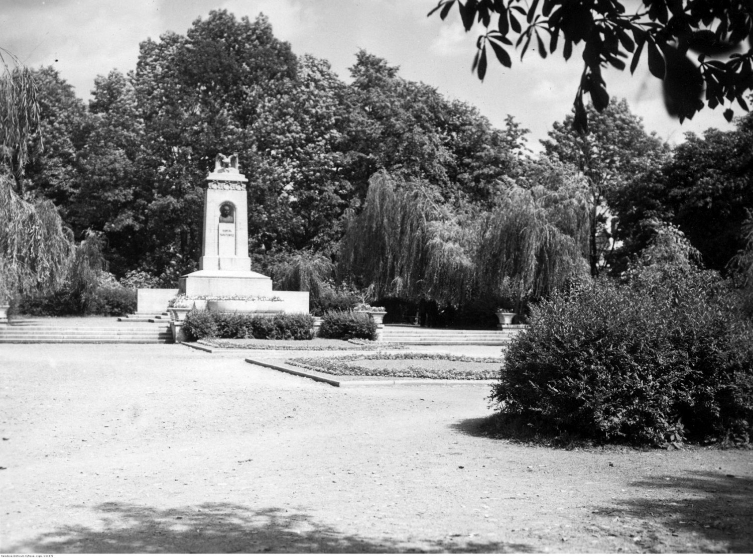 Pomnik Narutowicza w otoczeniu zieleni Blichowych Plantów