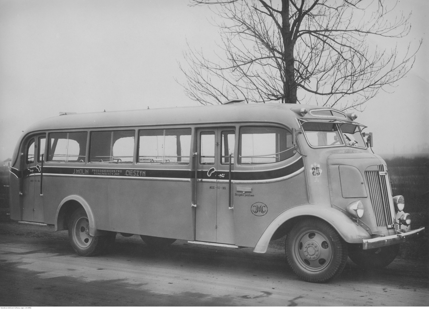 Autobus Przedsiębiorstwa Komunikacyjnego J. Molin w Cieszynie - m.in. takie autobusy kursowały do Bielska. Foto: Narodowe Archiwum Cyfrowe