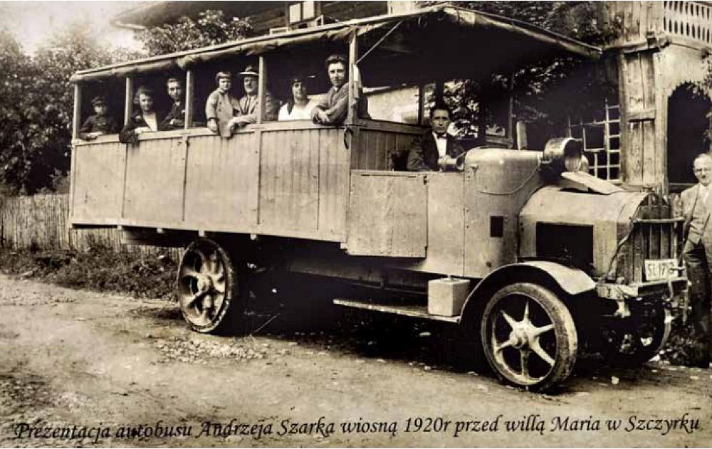 Auto-omnibus Andrzeja Szarka kursujący na linii Bielsko-Szczyrk. Foto: Archiwum rodziny Szarek, fotografia udostępniona dzięki uprzejmości ks. dr Piotra Szarka.