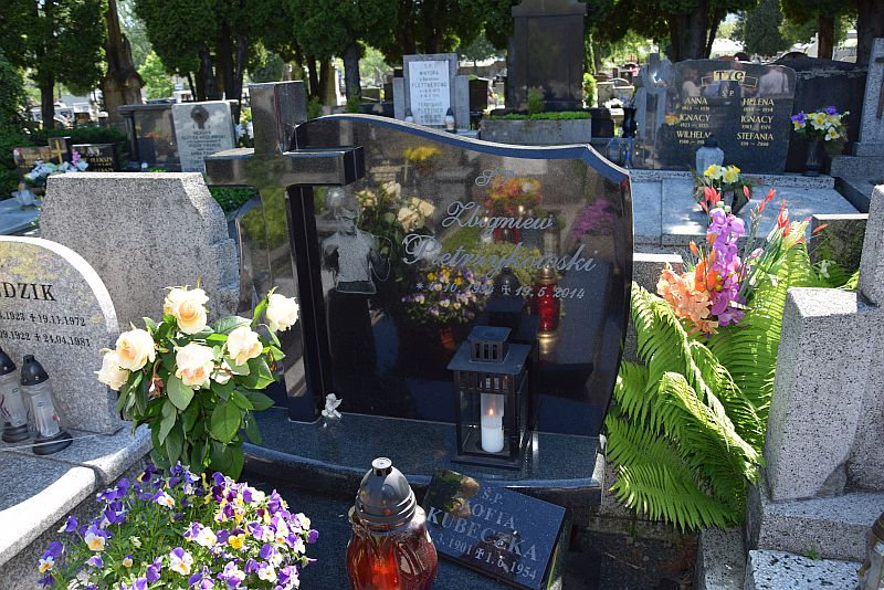 Nagrobek Zbigniewa Pietrzykowskiego na cmentarzu w Białej
