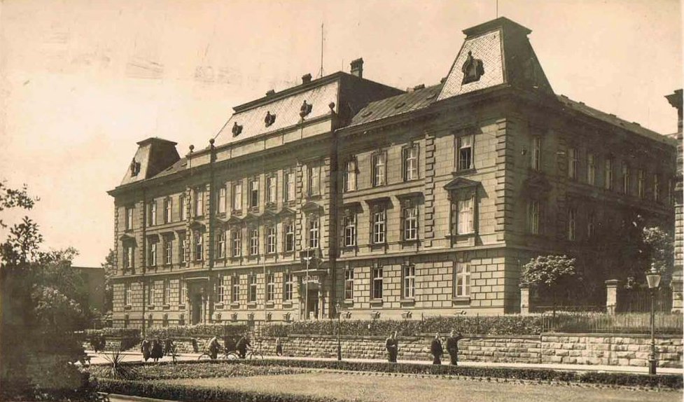 Lata 1920-1930 , Centralny Budynek Urzędniczy (dziś IV LO) w latach 20. XX wieku./ FOTOPOLSKA