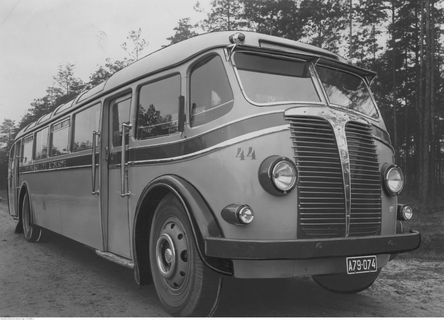 Autobus Śląskich Linii Autobusowych zbudowany na podwoziu firmy Leyland. Foto: Narodowe Archiwum Cyfrowe, 1938 r.