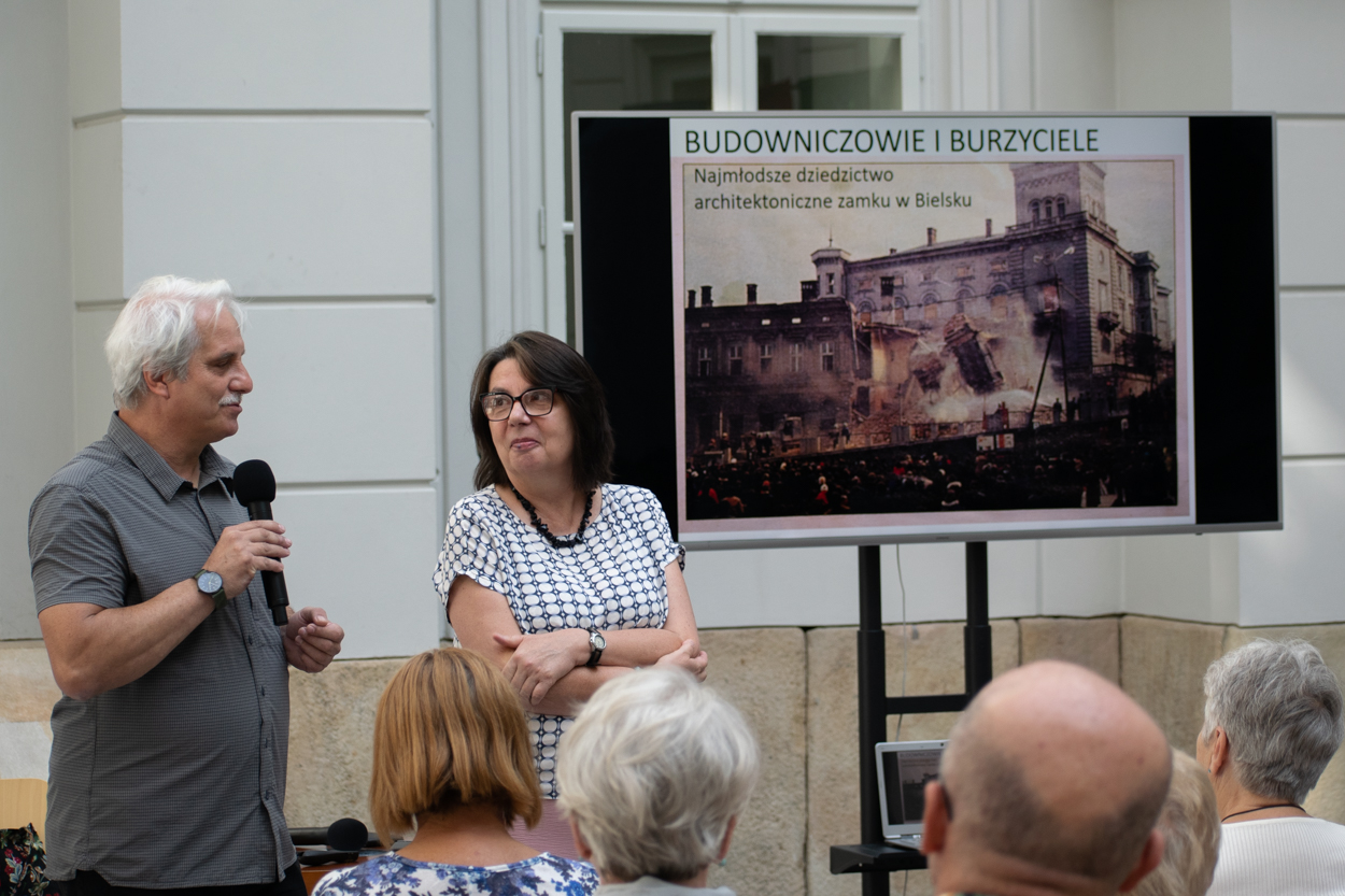 Spotkanie w zamkowym atrium