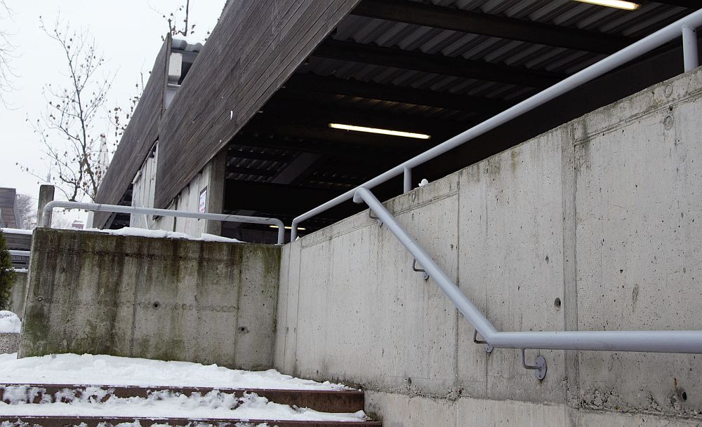 Parking wielopoziomowy przy parku Słowackiego - wejście boczne na poziom 