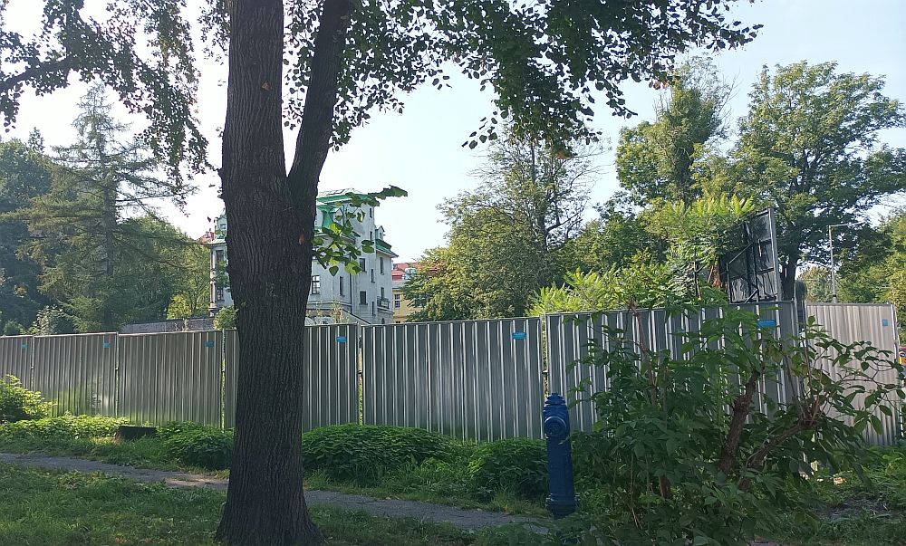 Działka przygotowana pod budowę hotelu