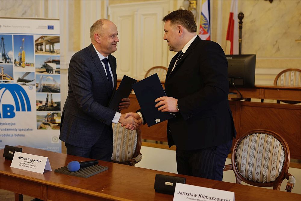 Podpisanie umowy: Roman Rogowski z zarządu IMB Podbeskidzie i Jarosław Klimaszewski prezydent miasta 