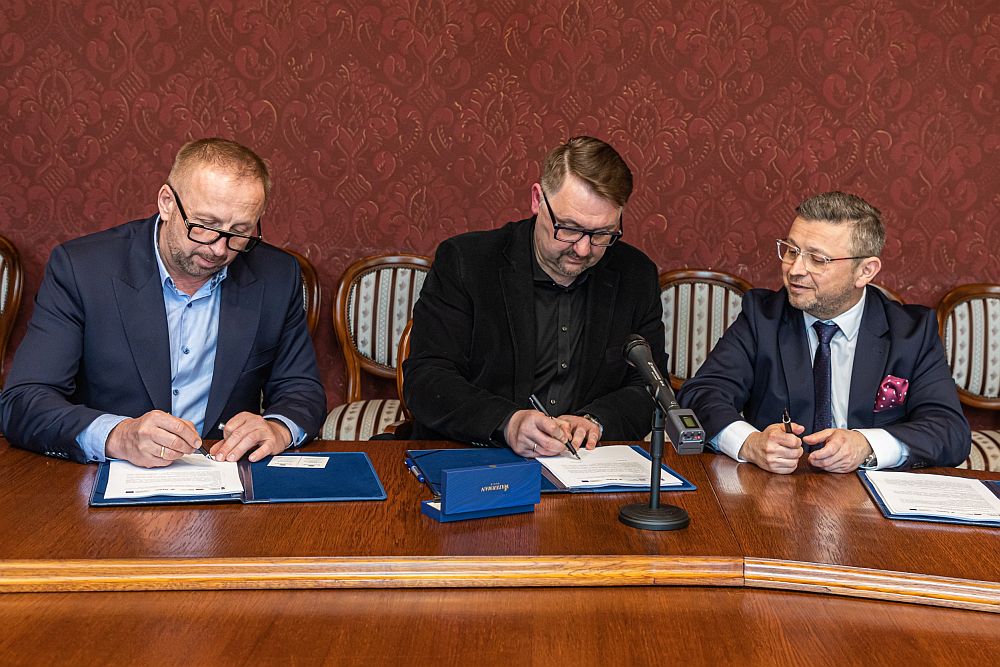 Od lewej: prezes Wodpol Adam Marszałek, prezydent Bielska-Białej Jarosław Klimaszewski i prezes ARR Maciej Jeleń, fot. Paweł Sowa / Wydział Prasowy UMBB