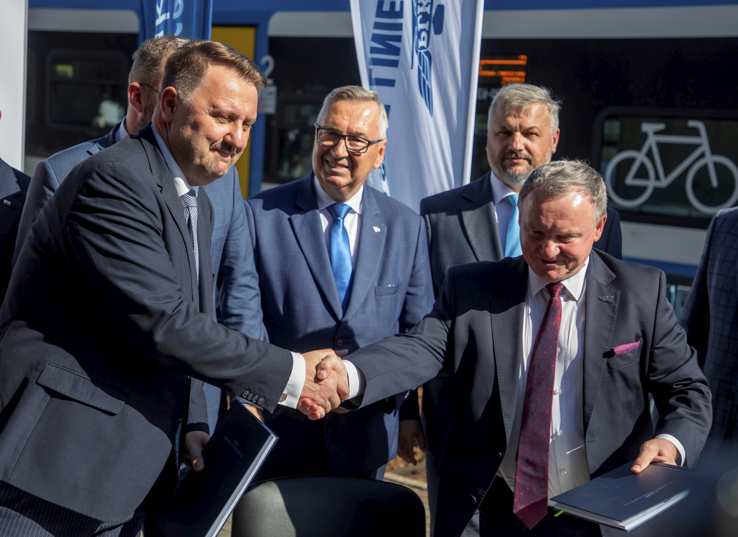 Prezydent Jarosław Klimaszewski i prezes spółki PKP Ireneusz Merchel