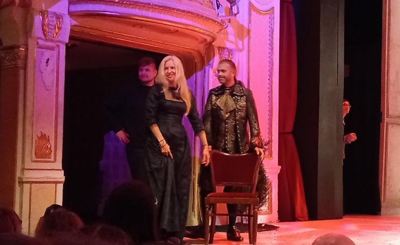 Joanna Feiksz w roli teatralnego kustosza / fot. Zbigniew Lubowski