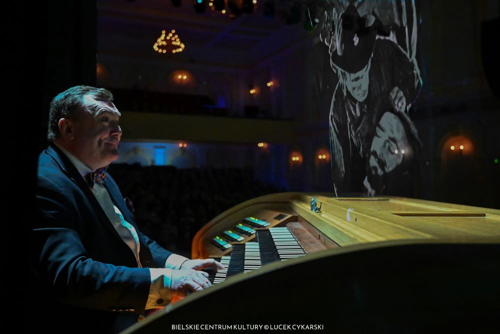  Donald MacKenzie, organista z londyńskiego kina Odeon / fot. Lucek Cykarski