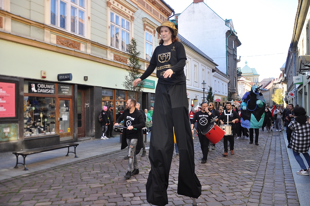 Parada uliczna / fot. Zbigniew Lubowski