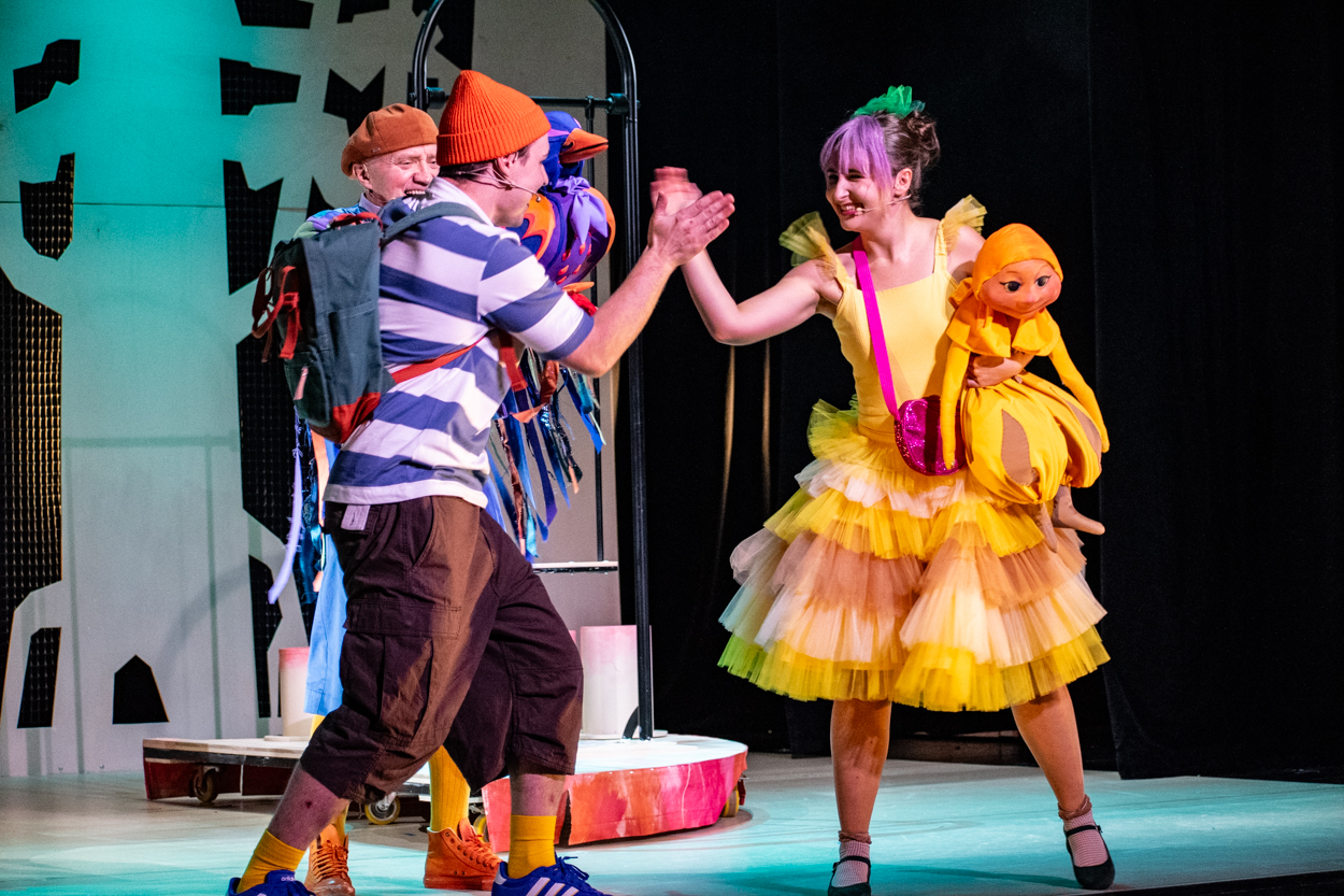 Fragment spektaklu CHŁOPIEC I ŚWIAT CHŁOPIEC I ŚWAT