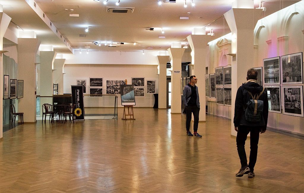 Bielskie Centrum Kultury - wystawy FotoArtFestivalu Avani Rai i Pham Huy Trung