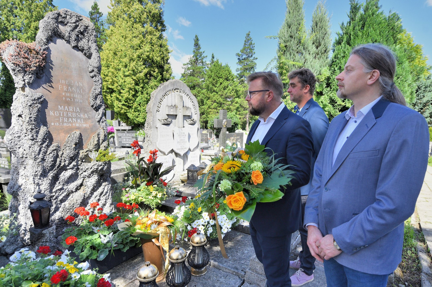 Delegacja UM na grobie Marii Koterbskiej