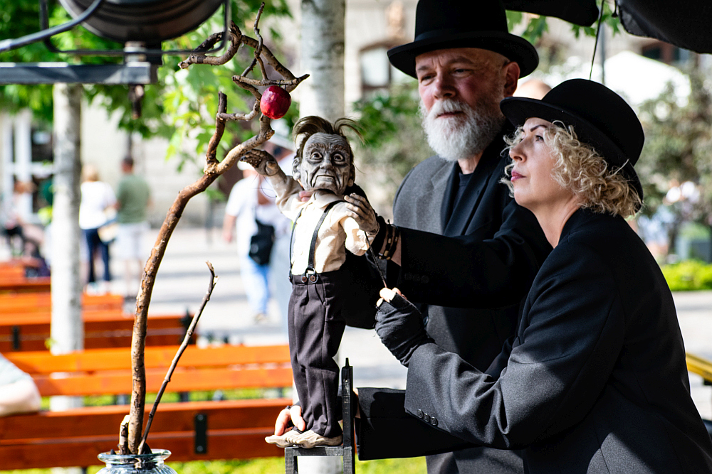 Katarzyna i Włodzimierz Pohl ze swoją lalką EVERYMAN