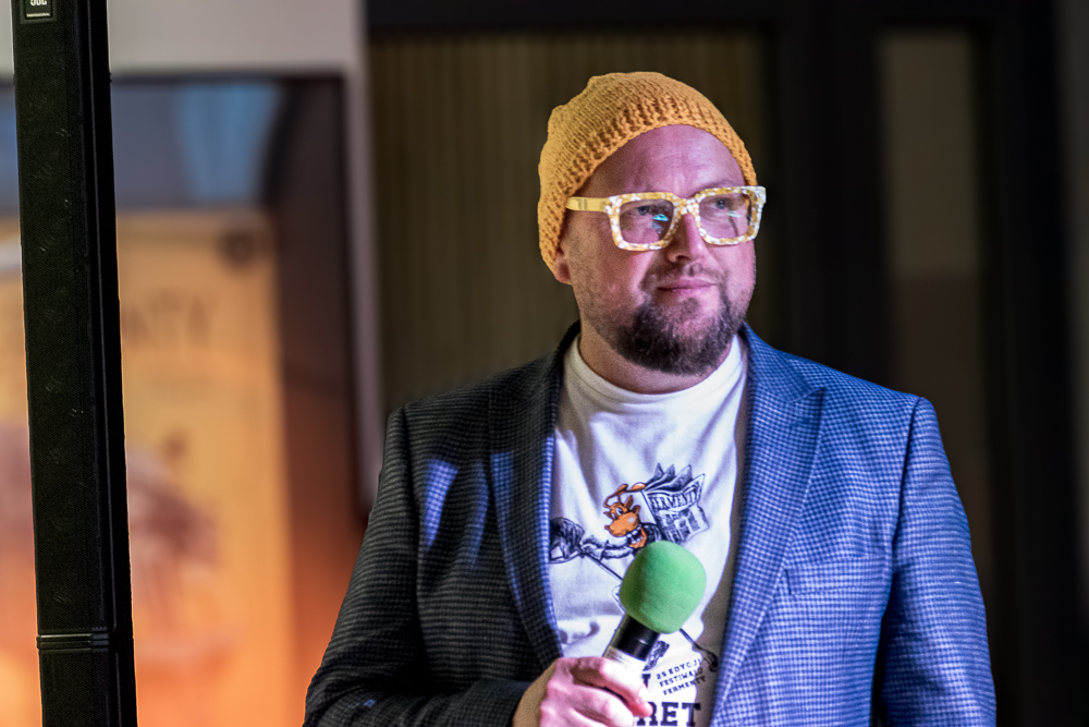 Adam Ruśniak obdarowany żółtą czapką przez Krzysztofa Deszczyńskiego