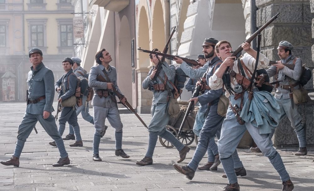 Kadr z filmu Legiony na rynku w Cieszynie