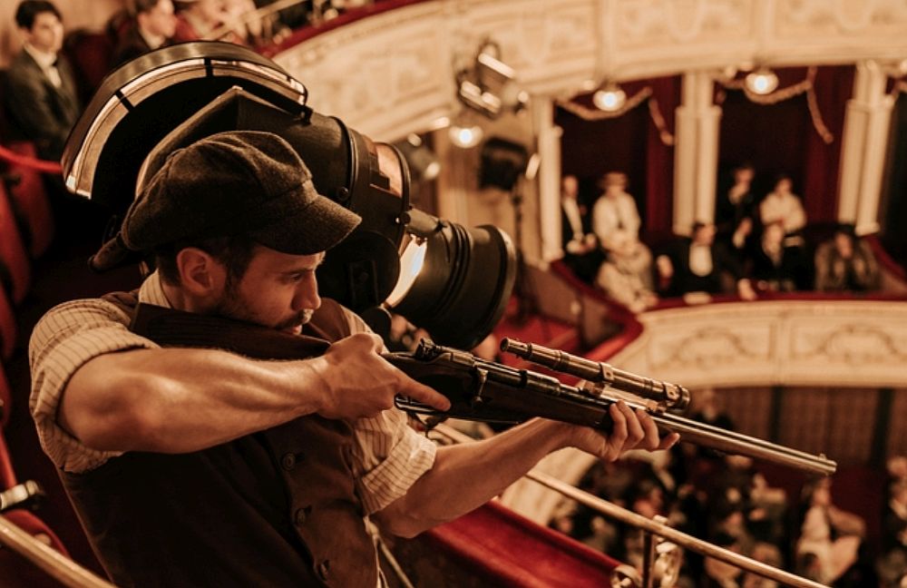 Na planie filmu Niebezpieczni Dżentelmeni w scenerii Teatru Polskiego